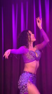 Performance ✨
« My heart’s eyes » 💜👀 *Oyoun albi* by the one and only @najwakaram
What do you think of my choreo, coached by @bellydancehayal ?
Video by Javier Jusakos
Costume by @amiradesign_inna_demchuchena
#bellydance
#bellydancelove
#bellydancer
#bellydancerlife
#bellydanceworld
#bellydancersydney
#najwakaram