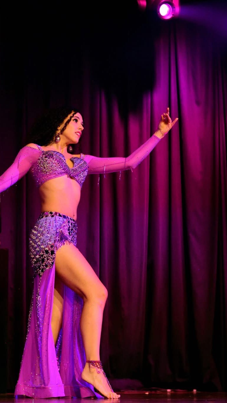 #tbt to shimmying the night away at @elliemayebellydance´s amazing charity event 💃✨
(Yes, that’s her sneaking into the background if you zoom in!)
Choreo by yours truly, with a lot of love and help from the incredible @bellydancehayal 💜

#sydneybellydancer 
#bellydancersydney
#bellydance
#bellydancer